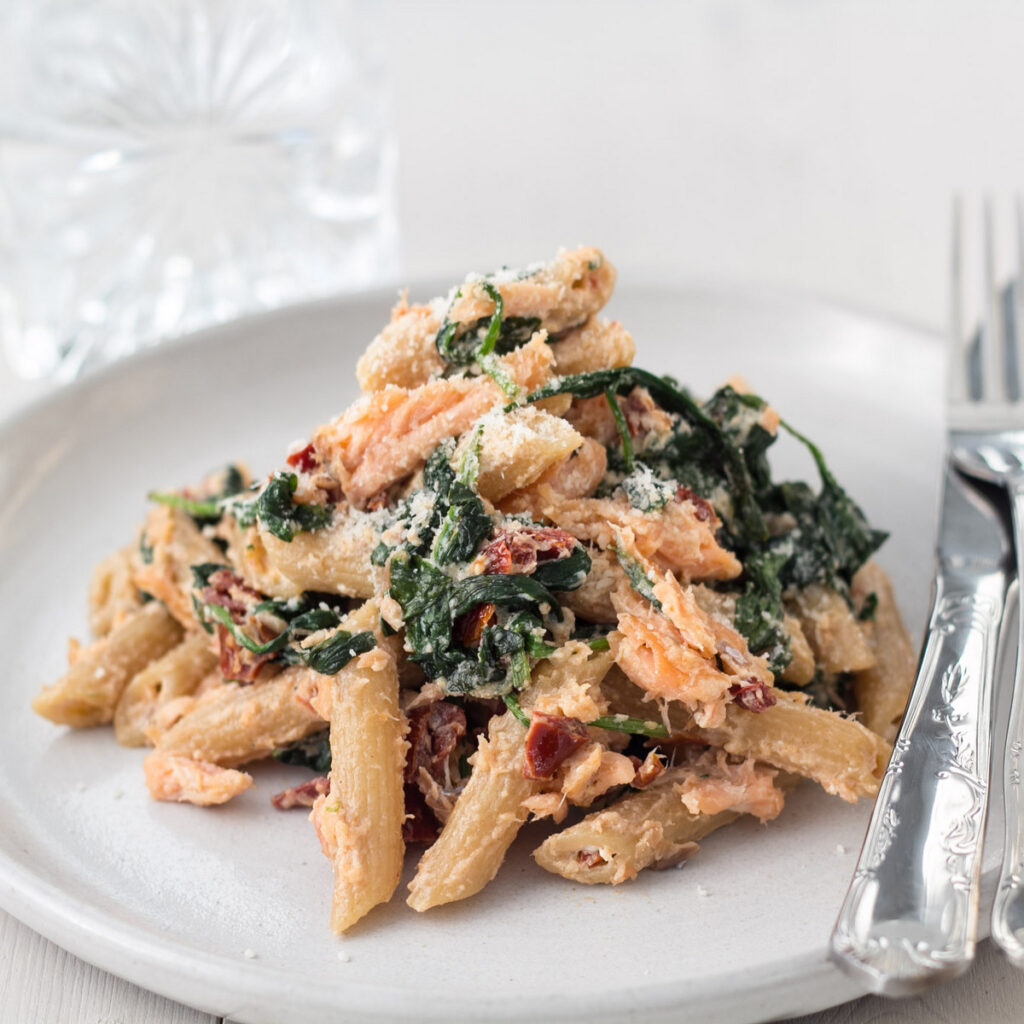 Pasta med varmroeget laks spinat og ricotta