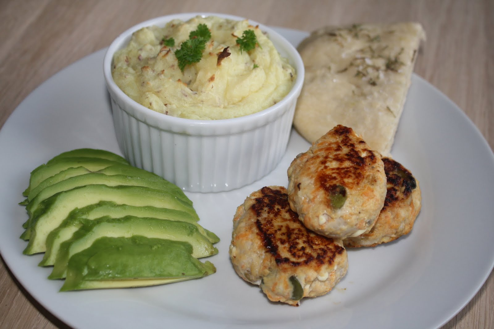 Kyllingefrikadeller feta græskarkerner ovnbagt kartoffelmos med