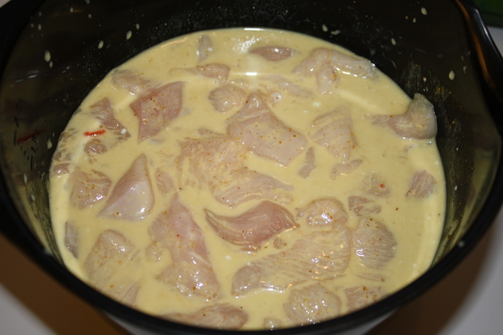 Kyllingespyd med peanutsauce og karry-pastasalat