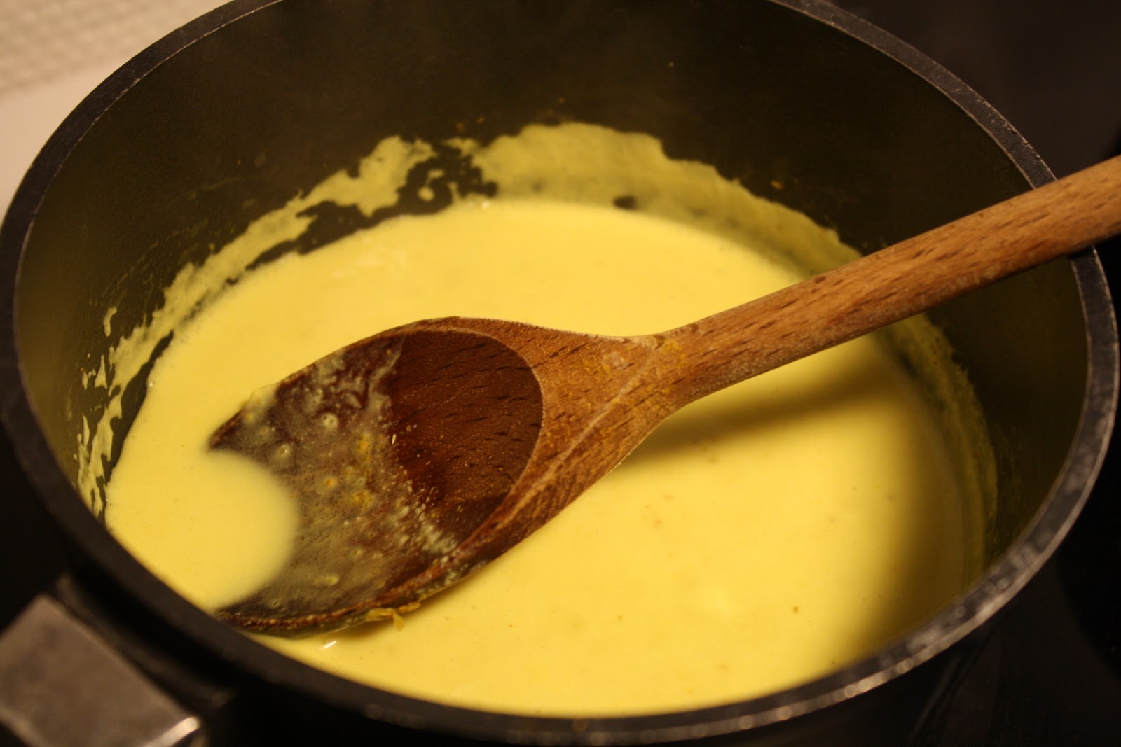 Kyllingespyd med peanutsauce og karry-pastasalat
