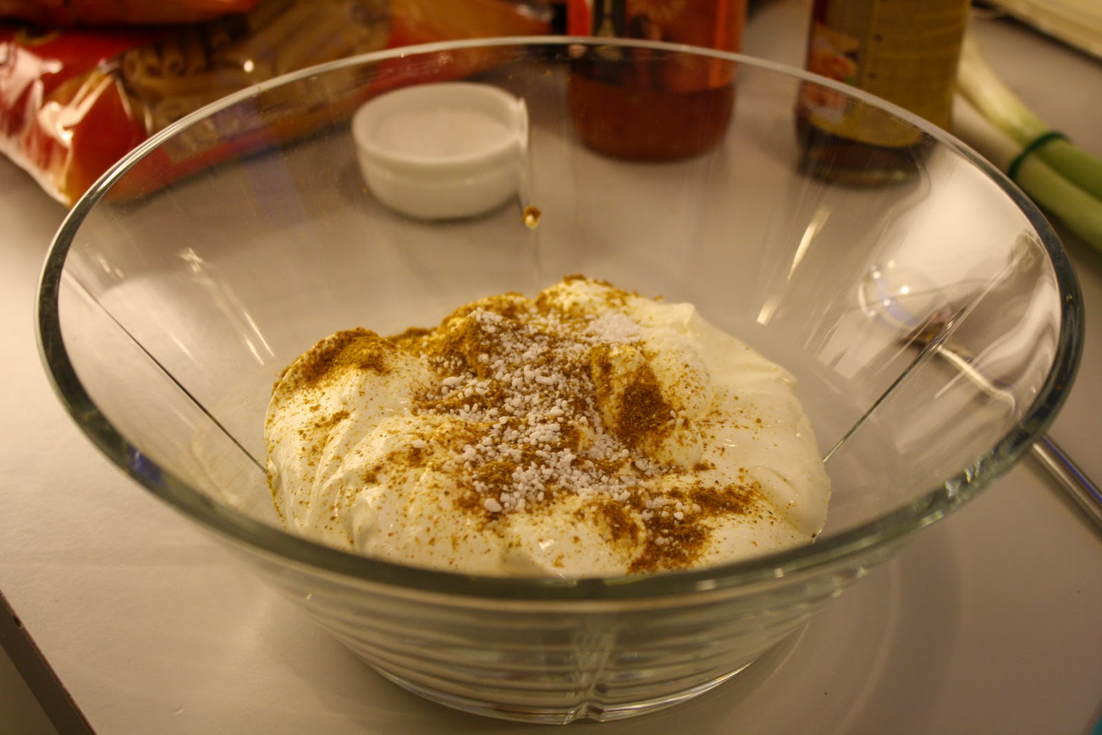 Kyllingespyd med peanutsauce og karry-pastasalat