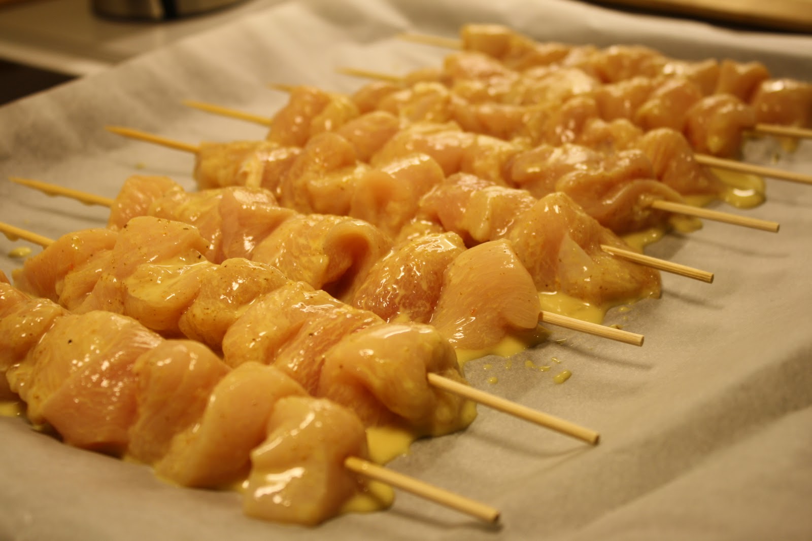 Kyllingespyd med peanutsauce og karry-pastasalat