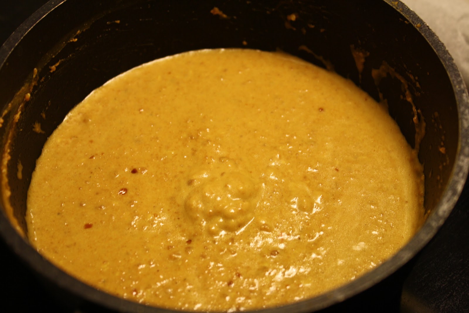 Kyllingespyd med peanutsauce og karry-pastasalat