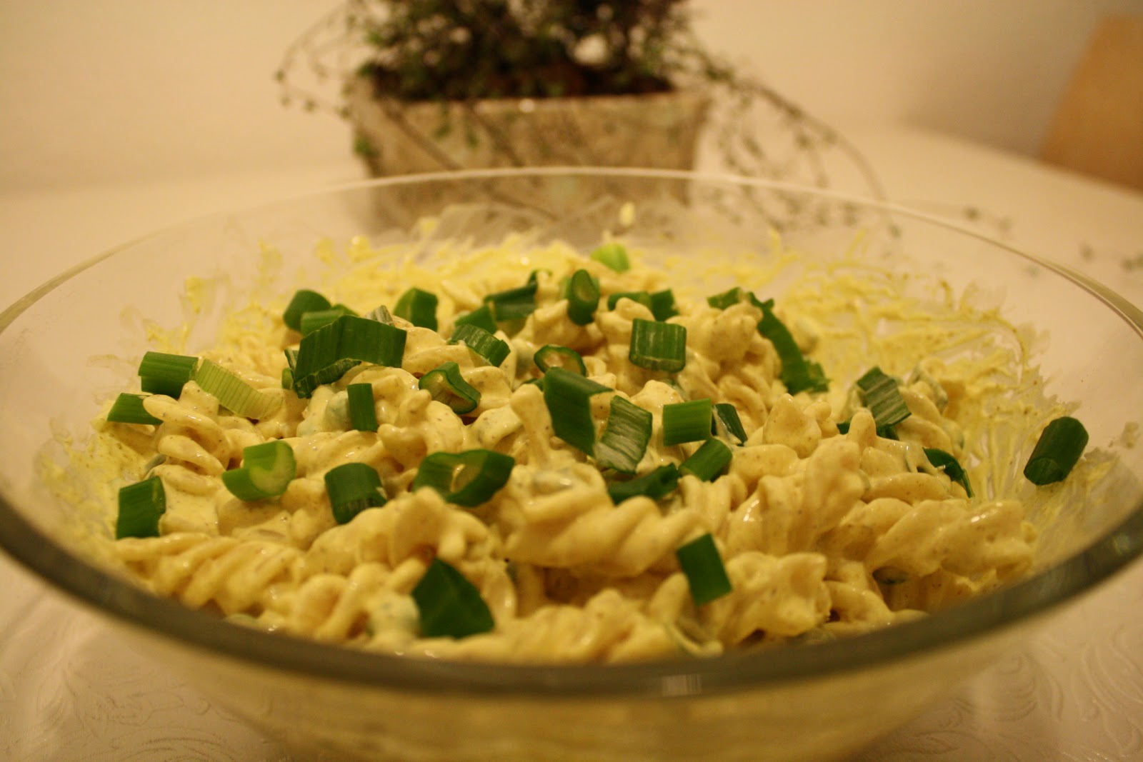 Kyllingespyd med peanutsauce og karry-pastasalat