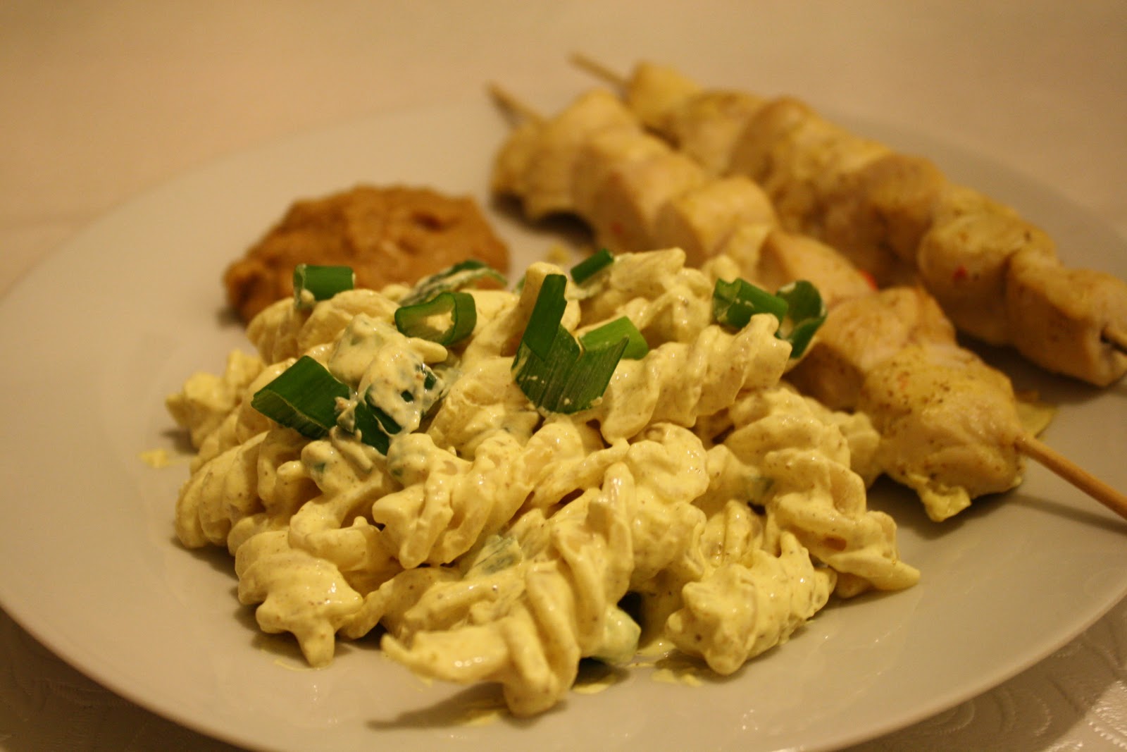 Kyllingespyd med peanutsauce og karry-pastasalat