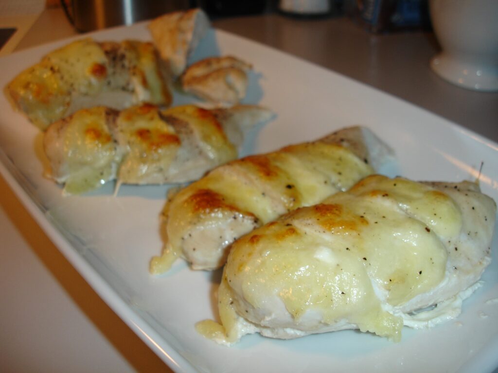 Kylling med mozarella og sesamkartofler