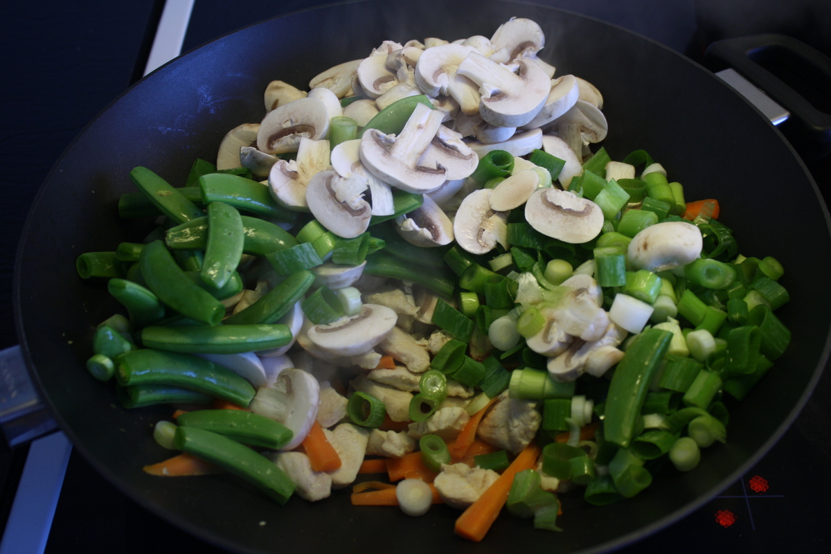 Wok med kylling og groentsager