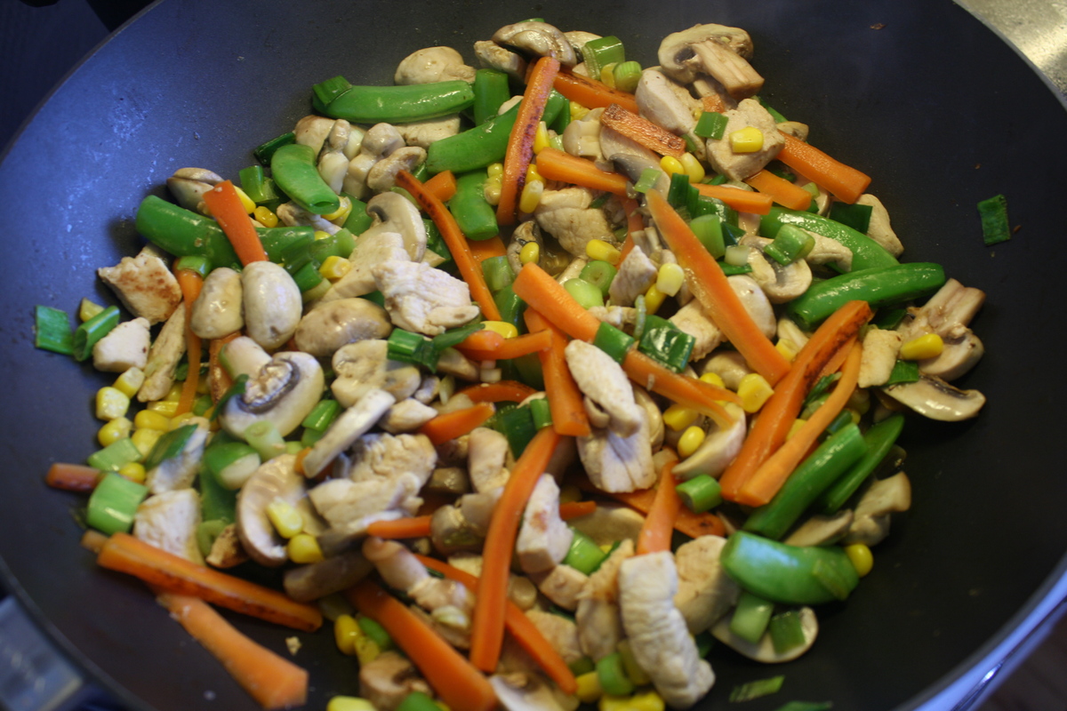 Wok med kylling og groentsager