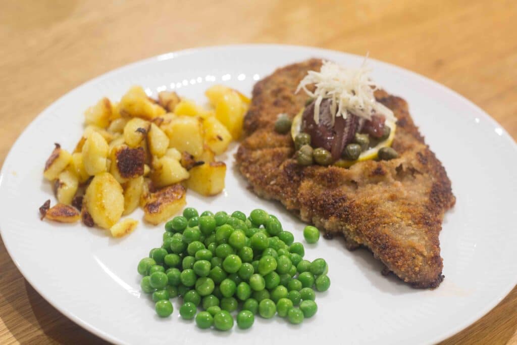 Wienerschnitzel med dreng og brasede kartofler