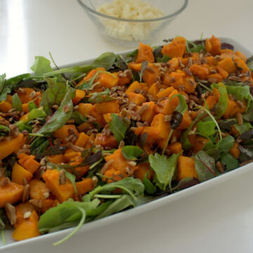 Graeskarsalat med feta pecannoedder og honningbalsamico vinaigrette