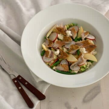 Salat med varmrøget makrel