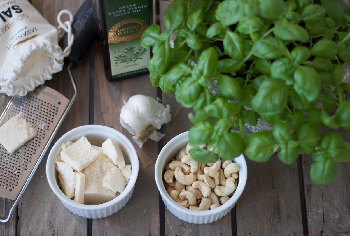 Basilikum pesto med cashewnoedder