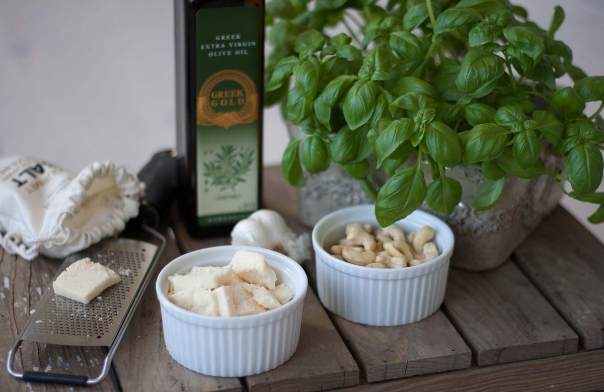 Basilikumpesto med cashewnoedder
