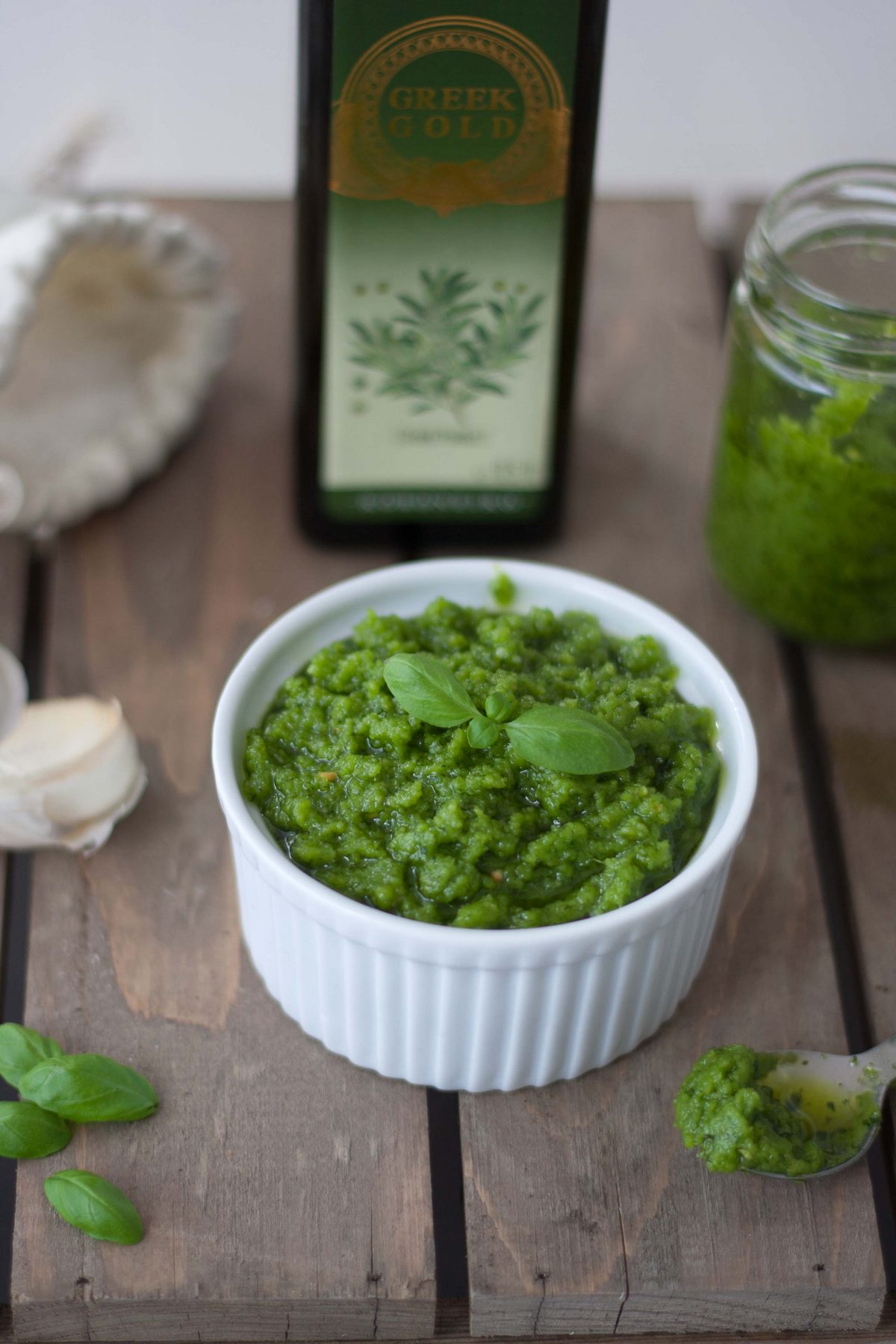 Basilikumpesto med cashewnoedder