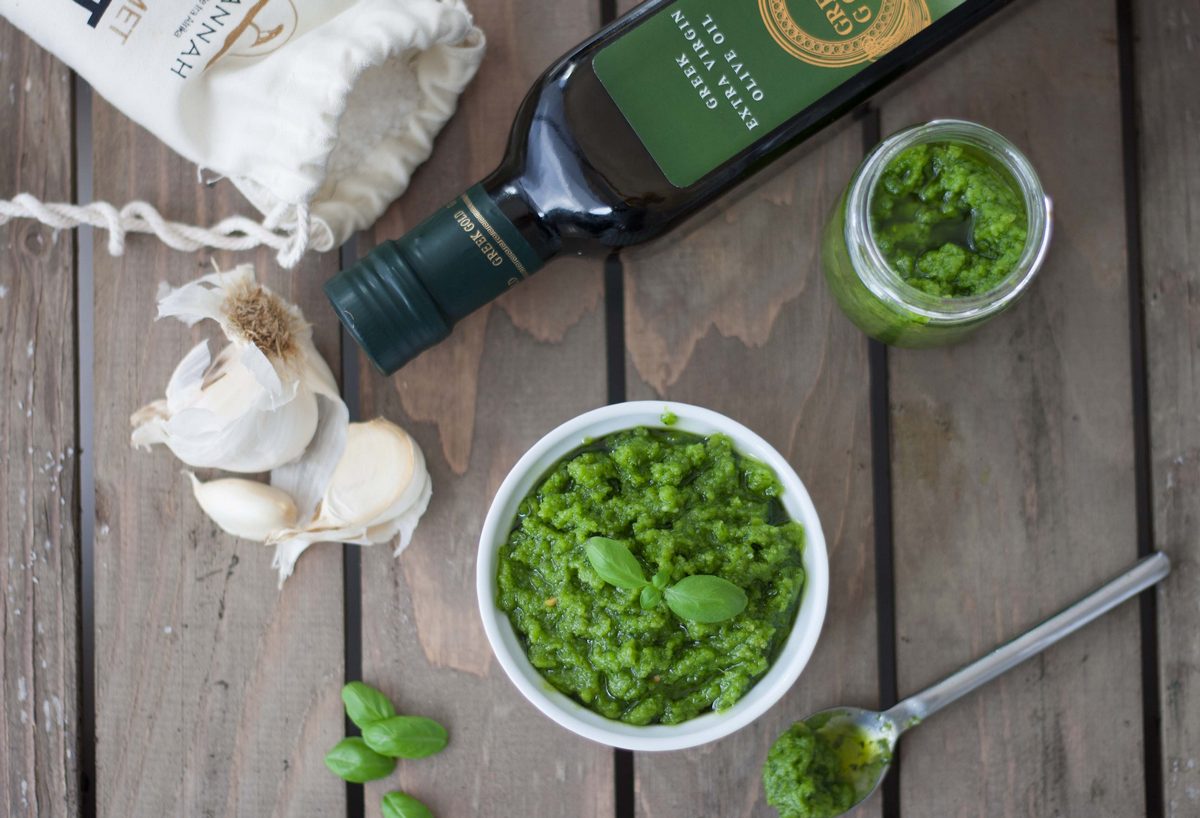 Basilikumpesto med cashewnoedder