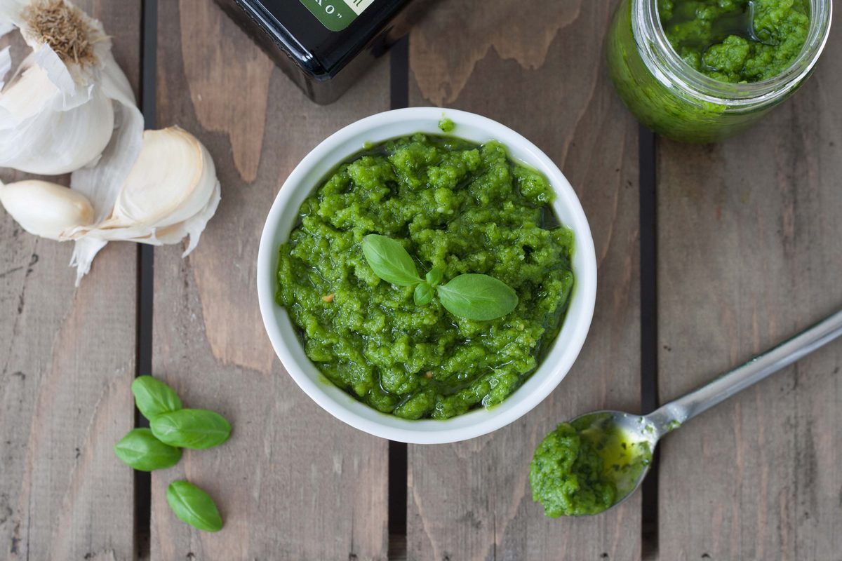 Basilikum pesto med cashewnoedder