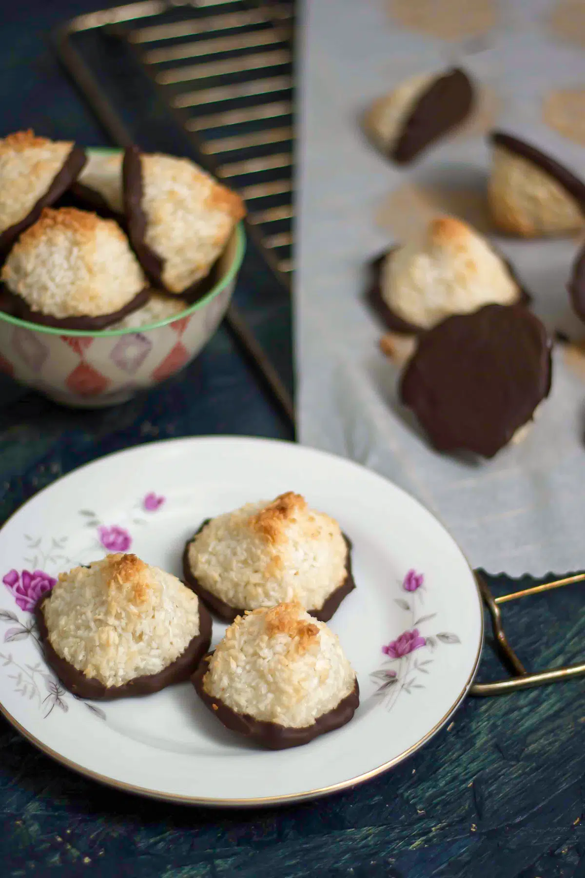Kokostoppe eller kokosmakroner med marcipan og chokolade ()