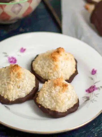 Kokostoppe eller kokosmakroner med marcipan og chokolade ()