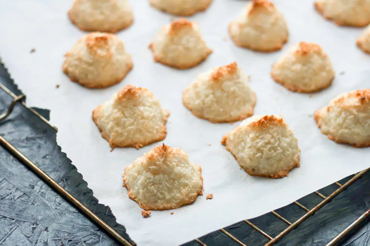 Kokostoppe eller kokosmakroner med marcipan og chokolade ()