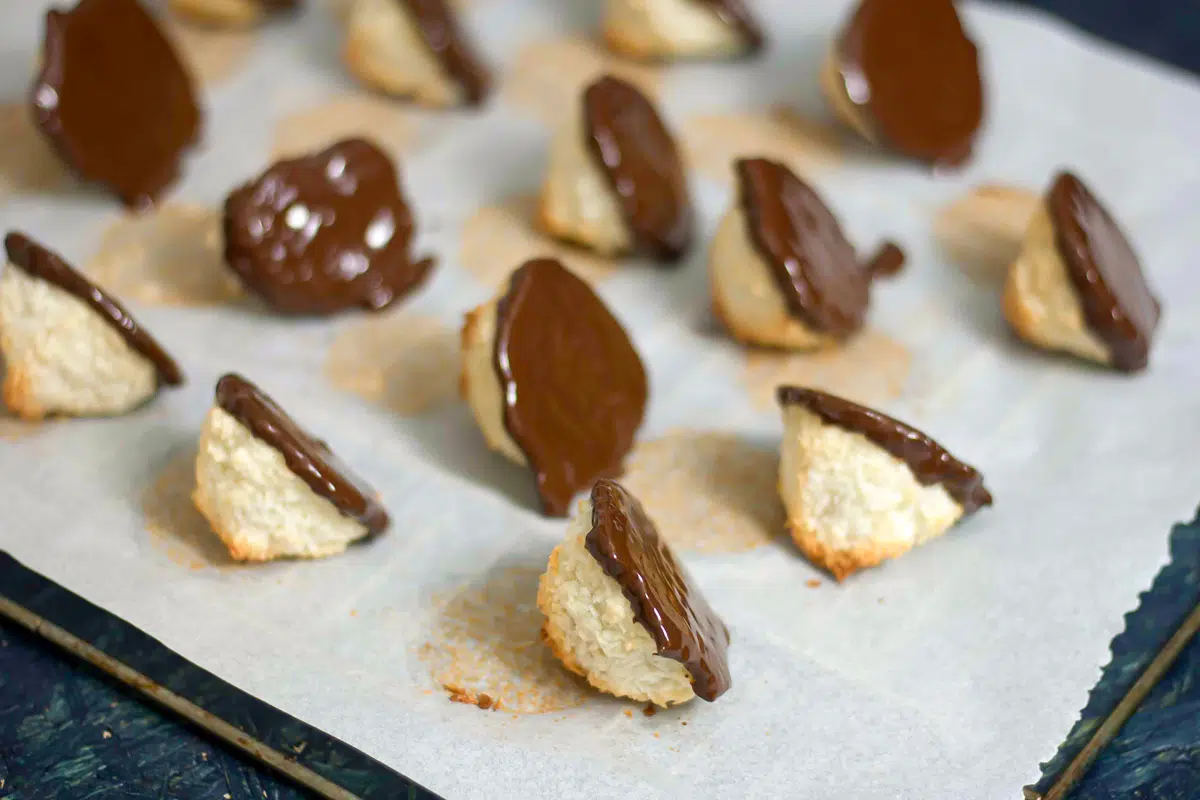 Kokosmakroner med marcipan og chokolade ()