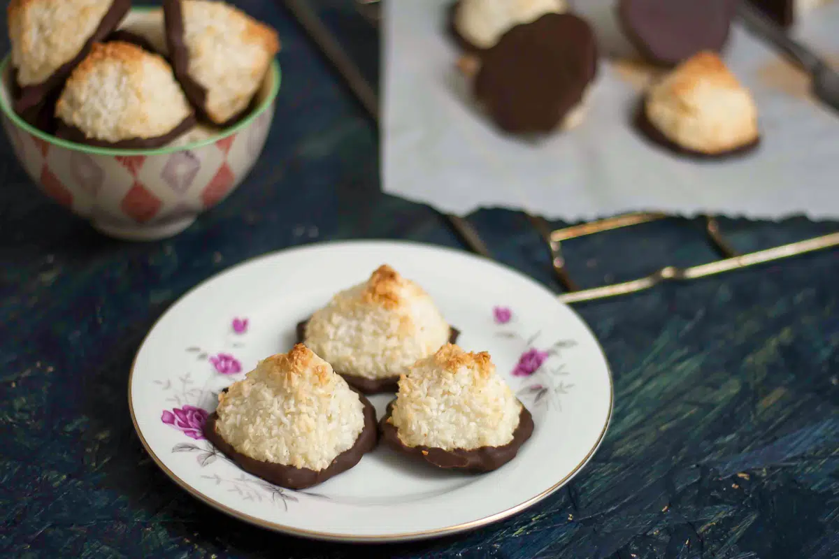 Kokosmakroner med marcipan og chokolade ()