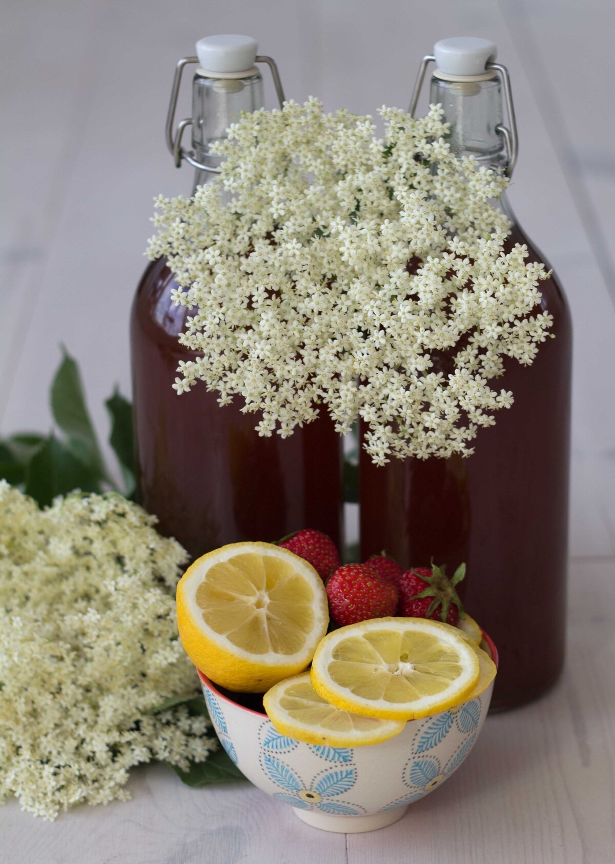 Hjemmelavet hyldeblomstsaft uden citronsyre
