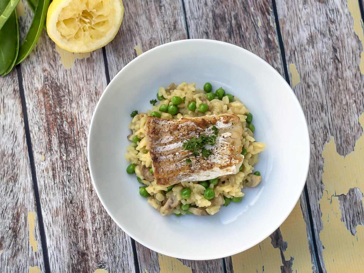 Risotto med svampe, friske aerter og stegt torsk