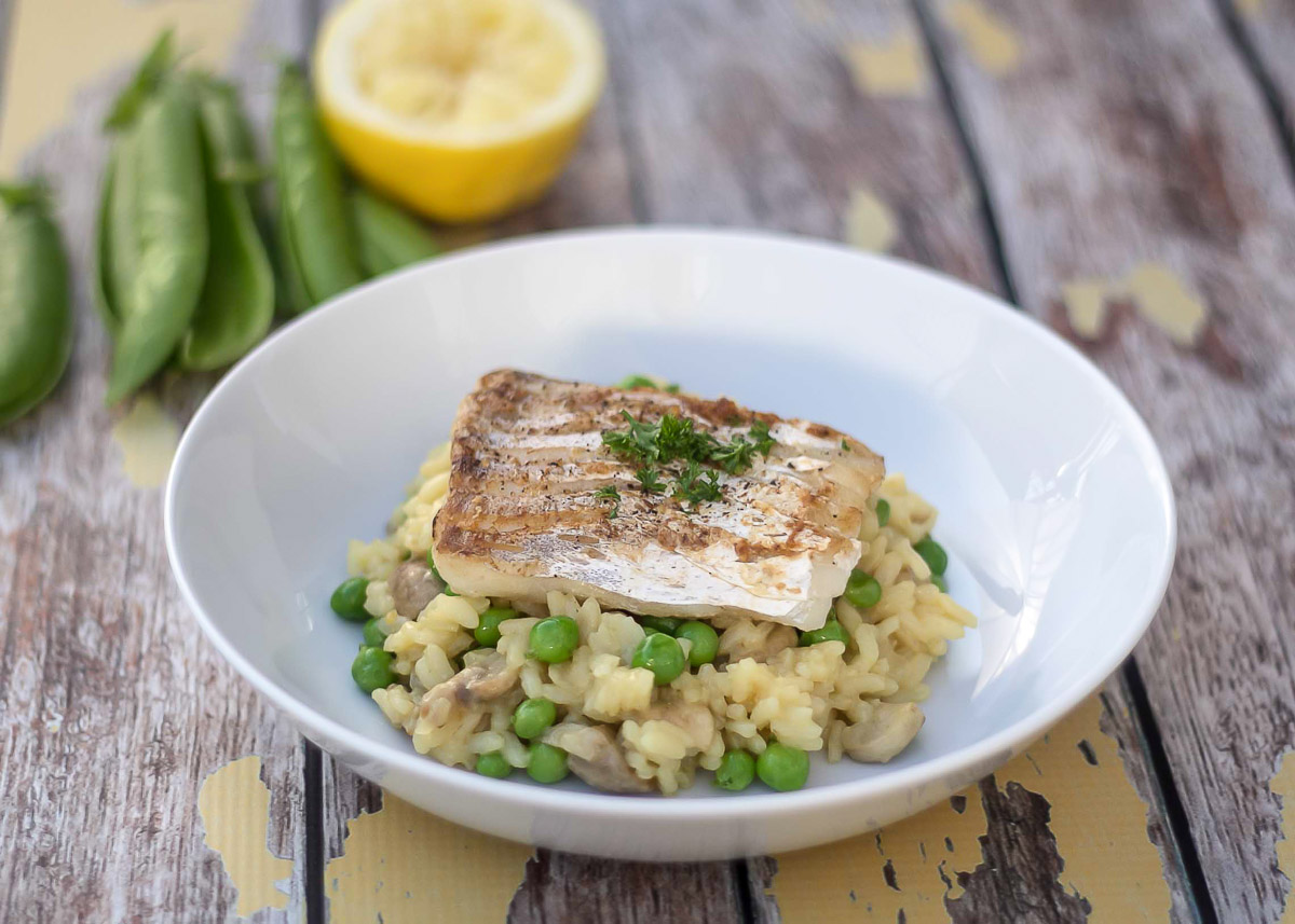 Risotto med svampe, friske aerter og stegt torsk