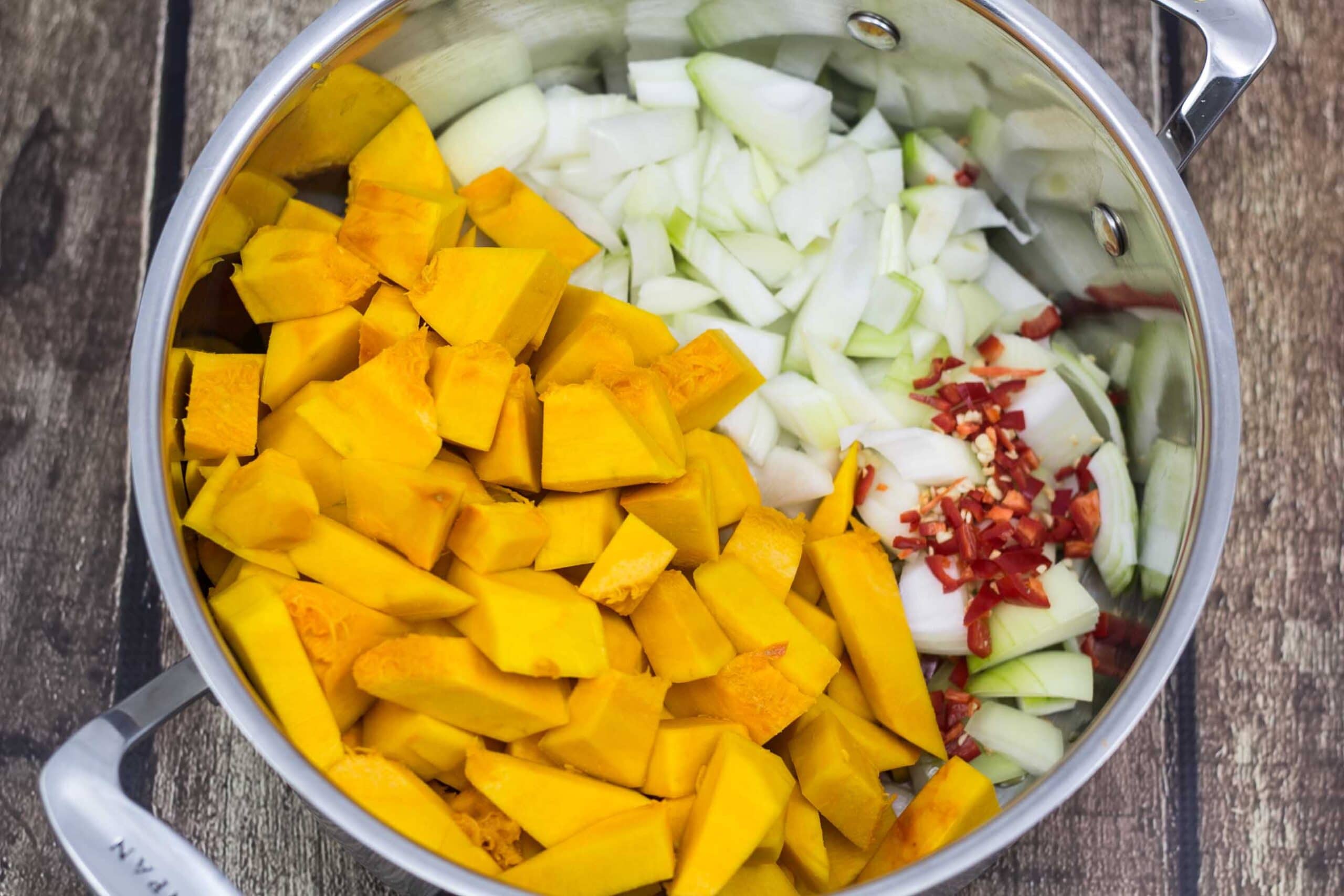 Hokkaido og løg i gryde til græskarsuppe