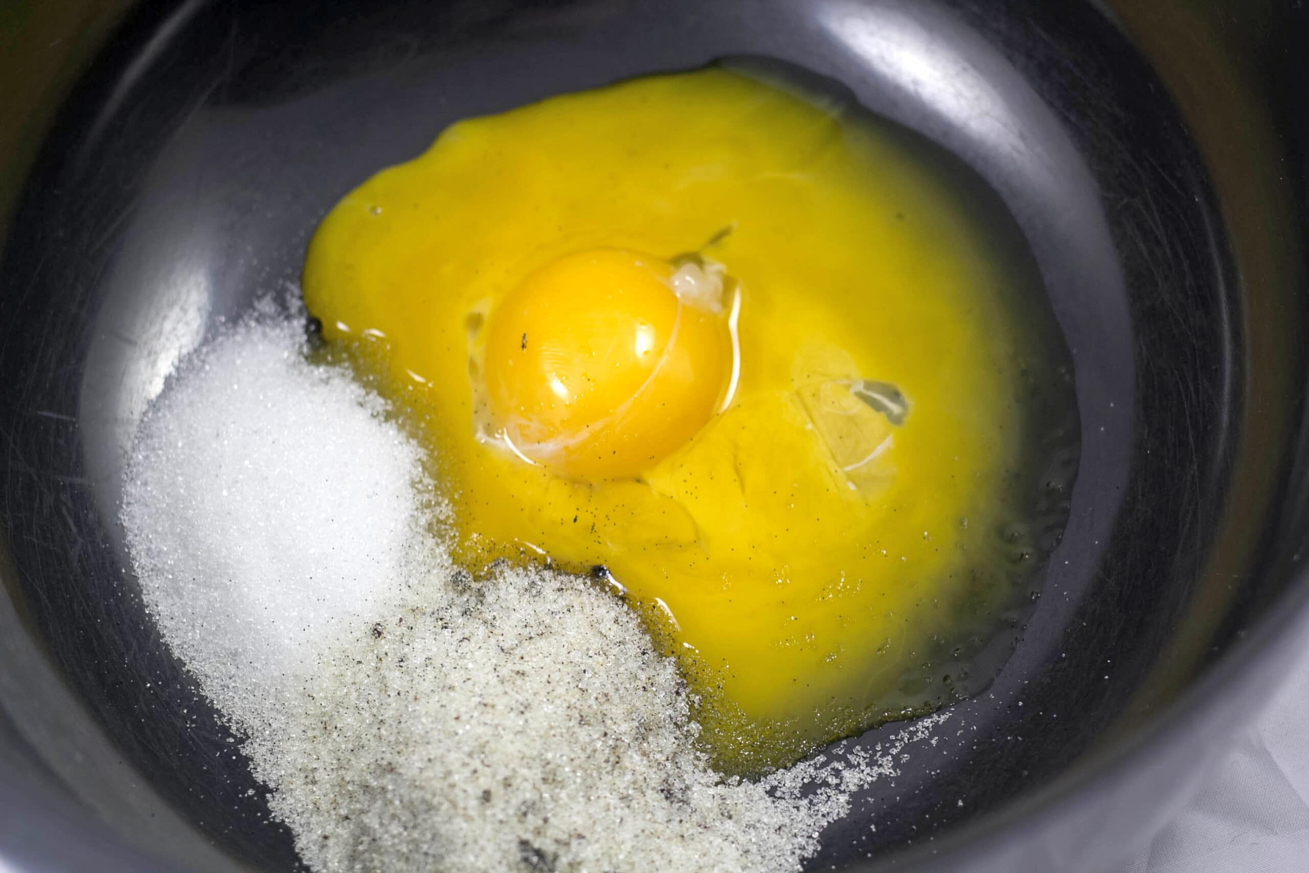 Æggeblommer, sukker og vanilje i skål