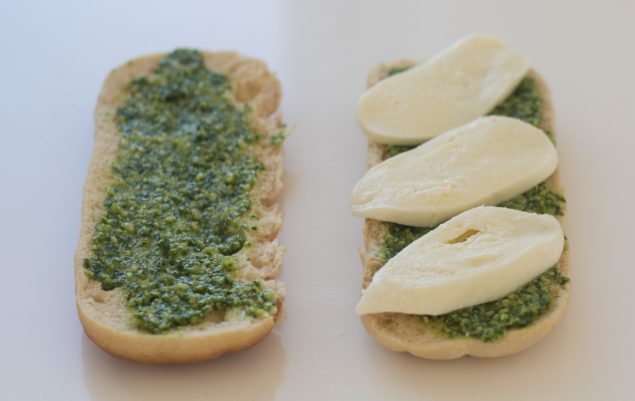 Panini brød med pesto og mozzarella