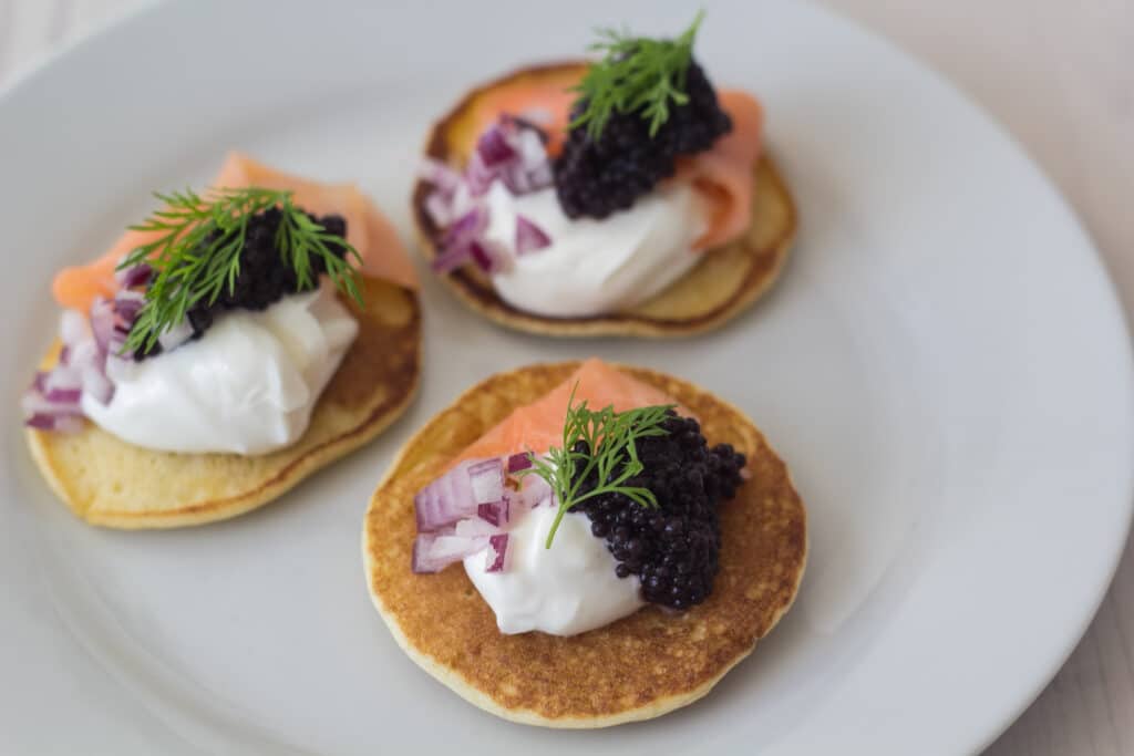 Blinis med røget laks