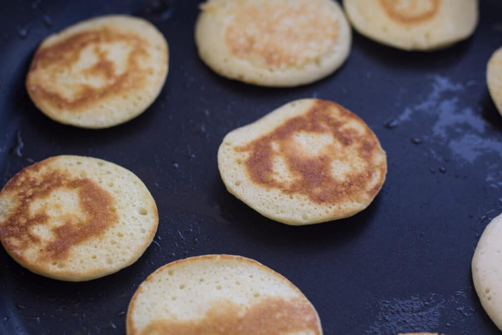 Blinis steges på pande