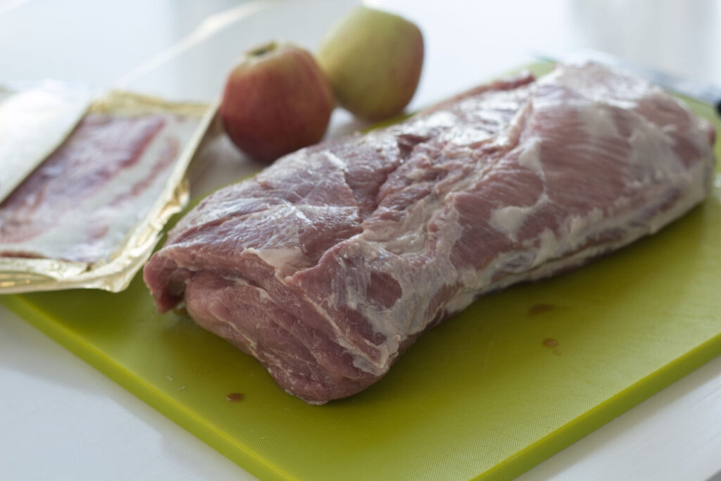 Fyldt nakkefilet med æble og bacon ()