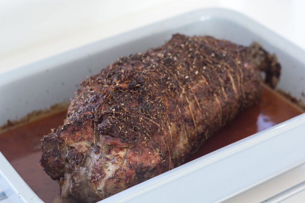Fyldt nakkefilet med æble og bacon ()