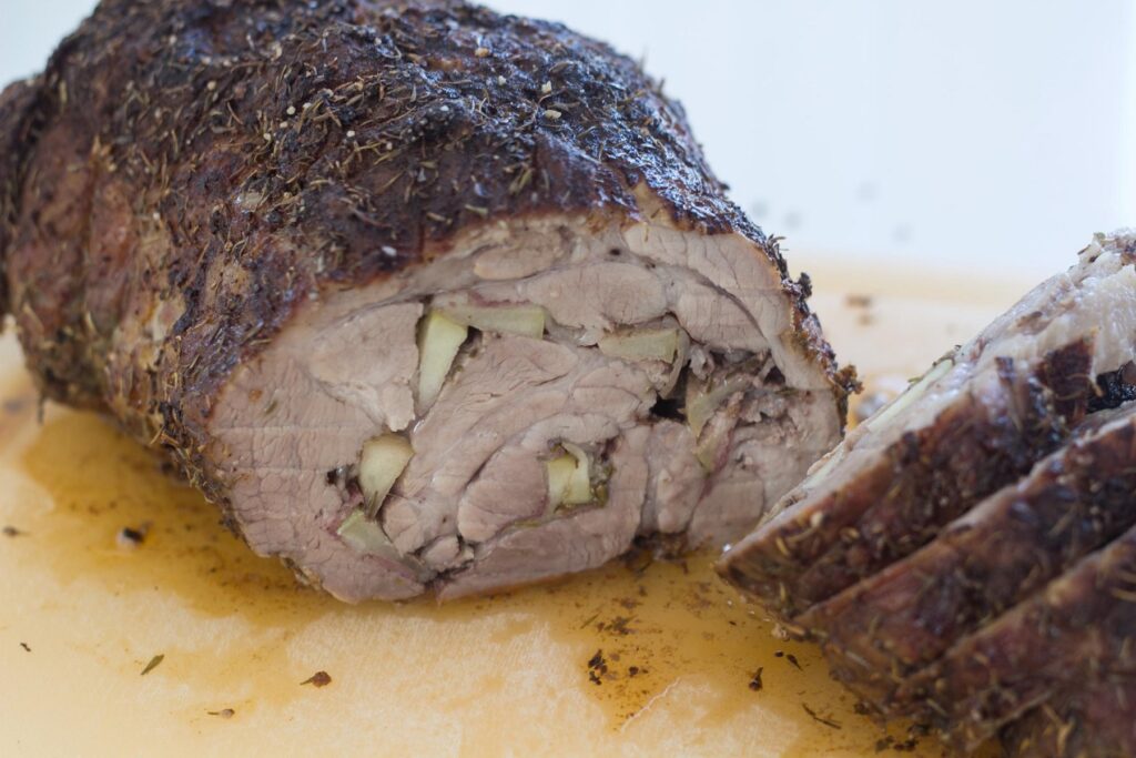 Fyldt nakkefilet med æble og bacon ()