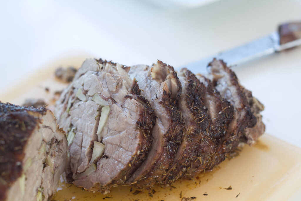 Fyldt nakkefilet med æble og bacon ()