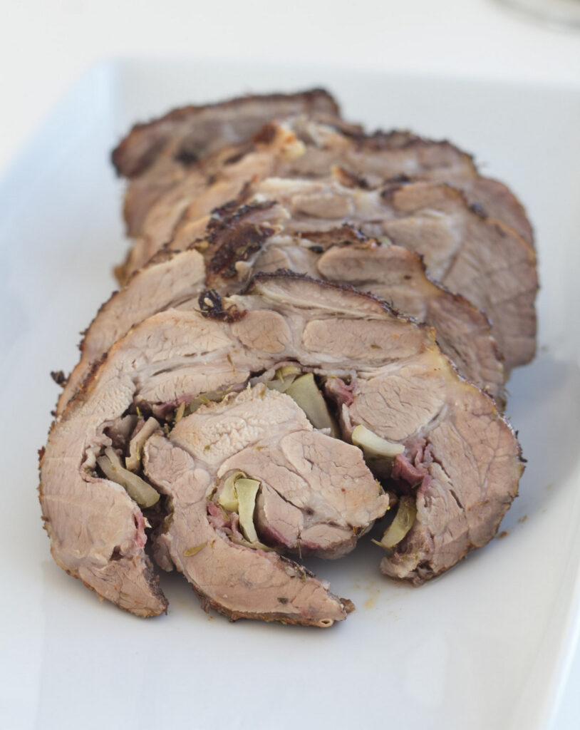 Fyldt nakkefilet med æble og bacon ()