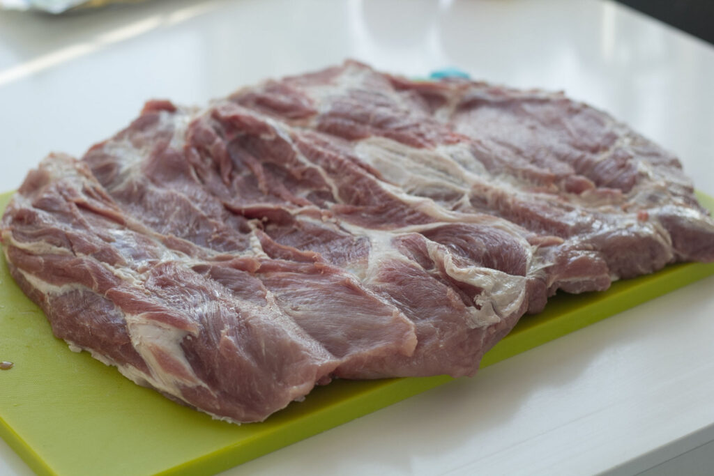 Fyldt nakkefilet med æble og bacon ()