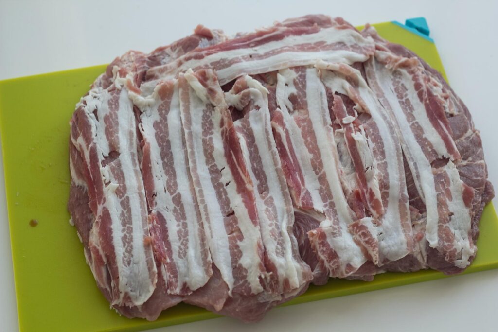 Fyldt nakkefilet med æble og bacon ()