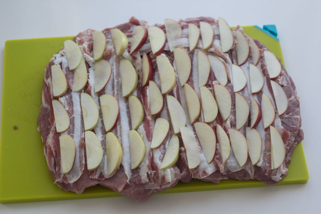 Fyldt nakkefilet med æble og bacon ()
