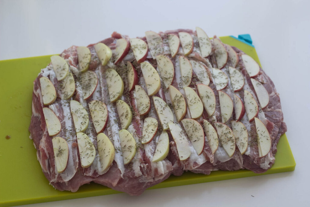 Fyldt nakkefilet med æble og bacon ()
