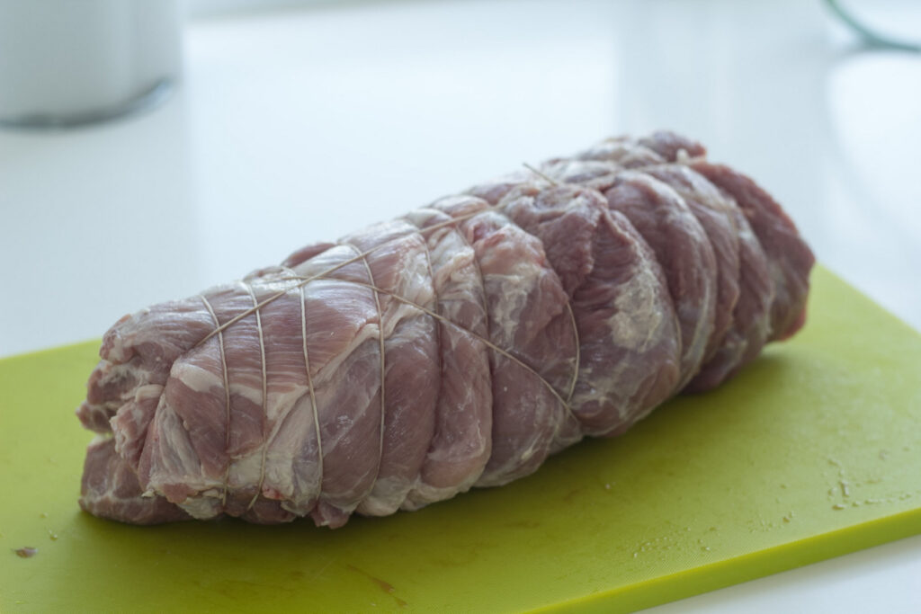 Fyldt nakkefilet med æble og bacon ()
