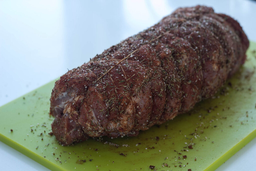 Fyldt nakkefilet med æble og bacon ()