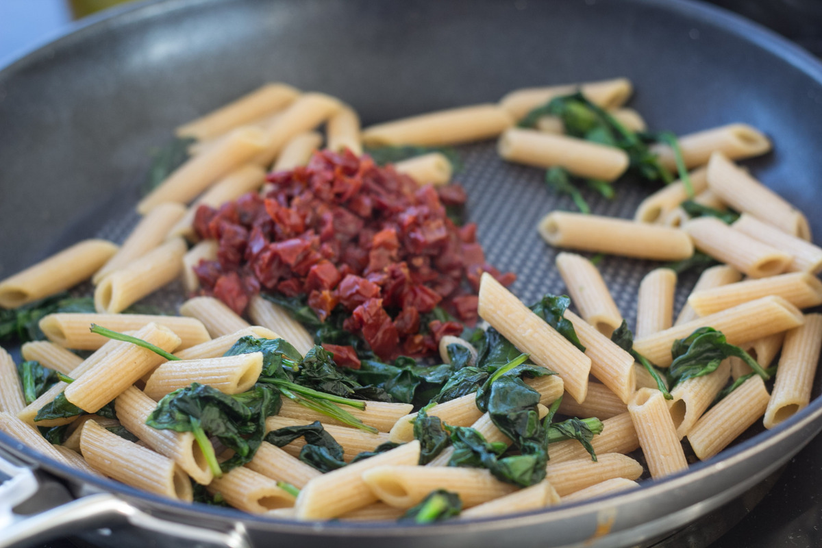 pasta spinat og soltørrede tomat på en pande