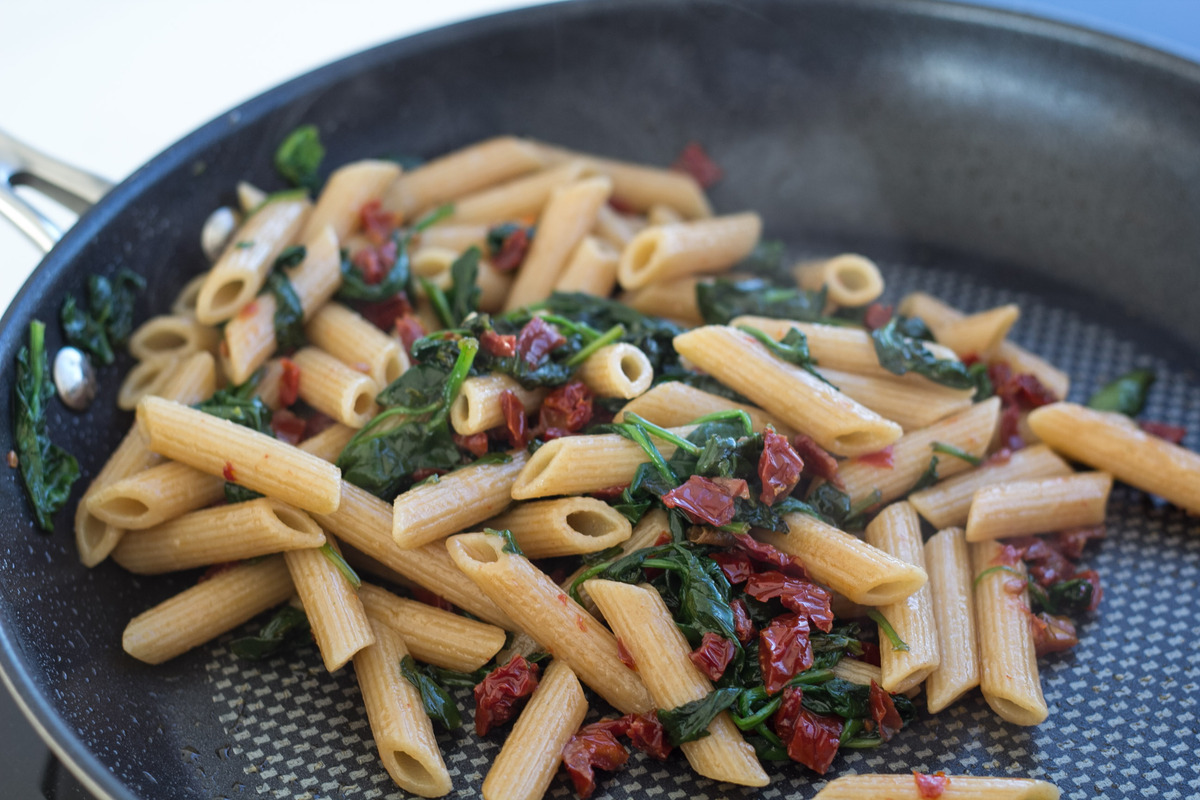 Pasta med varmroeget laks spinat og ricotta