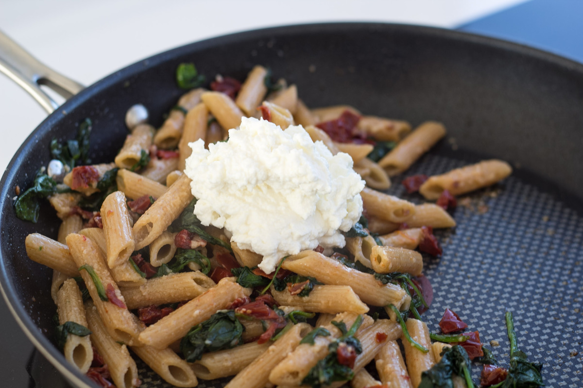 Pasta med varmroeget laks spinat og ricotta