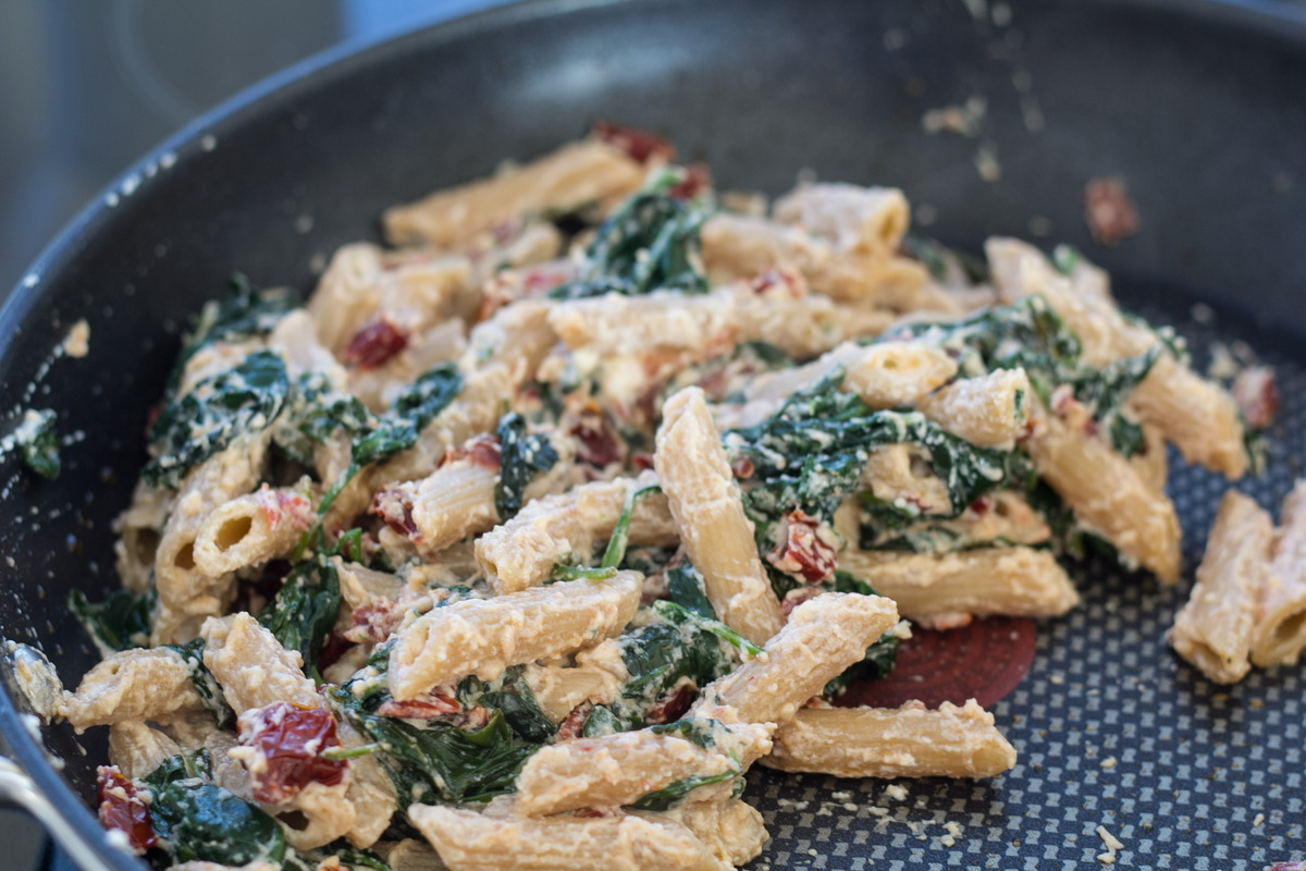 Pasta med varmroeget laks spinat og ricotta