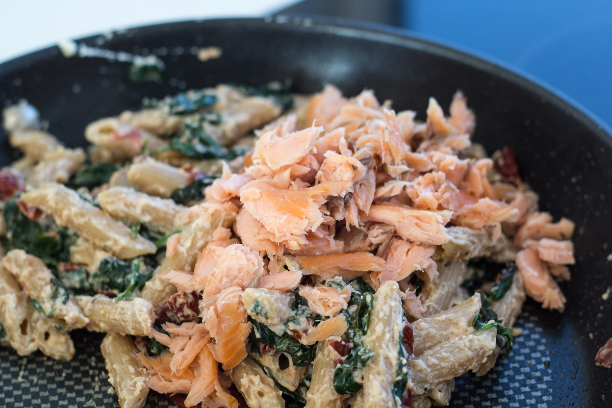 Pasta med varmroeget laks spinat og ricotta
