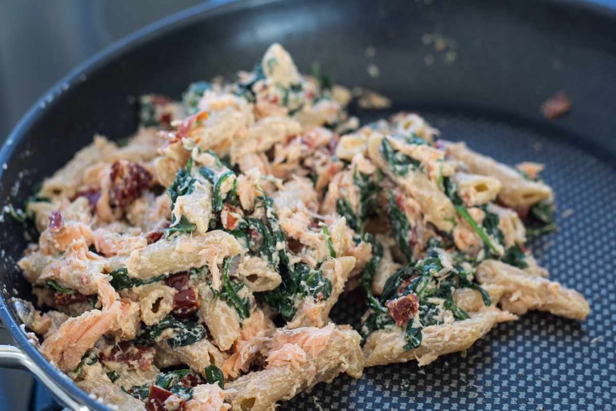 Pasta med varmroeget laks spinat og ricotta